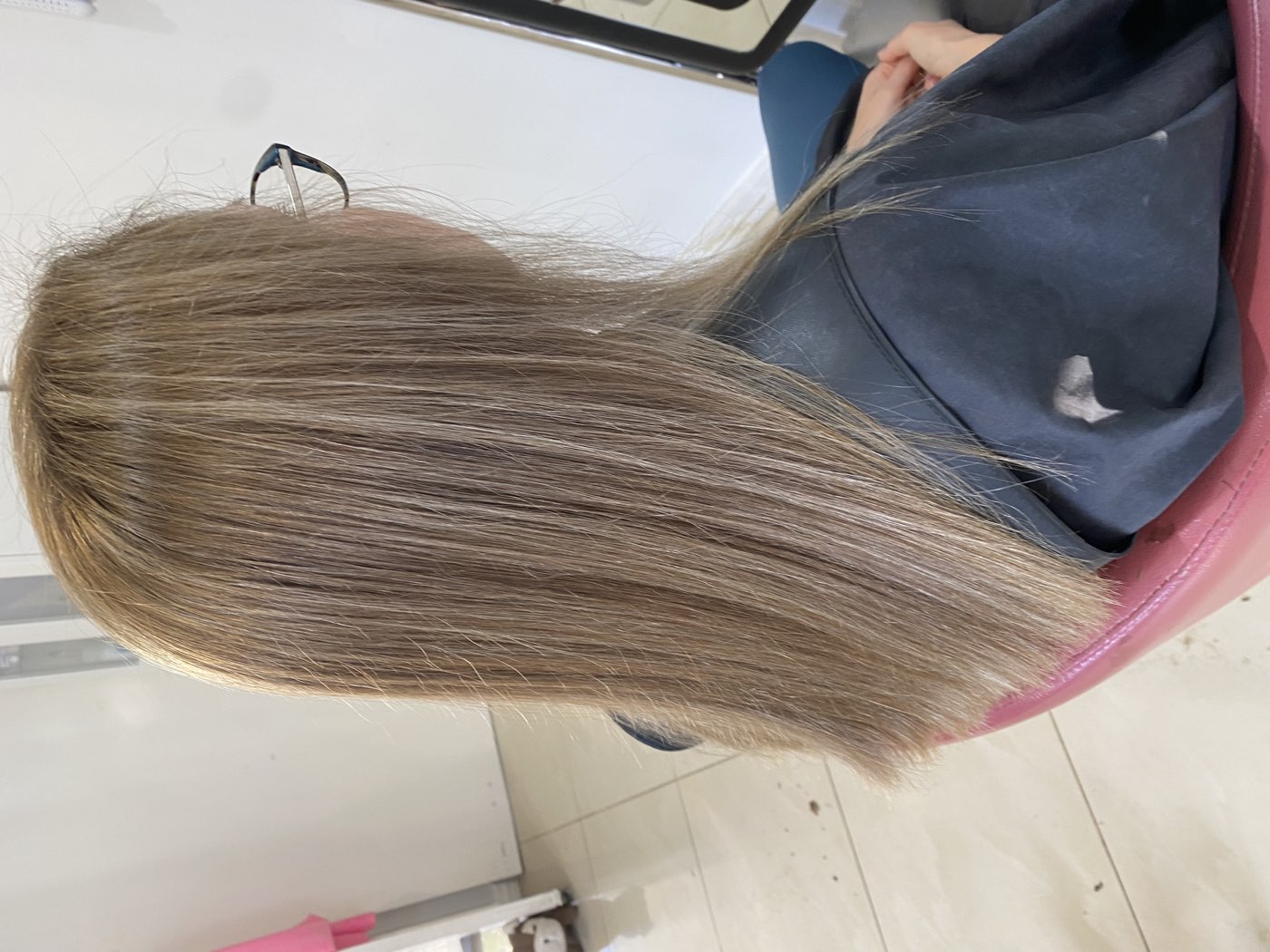 Sleek blunt cut with high-gloss finish